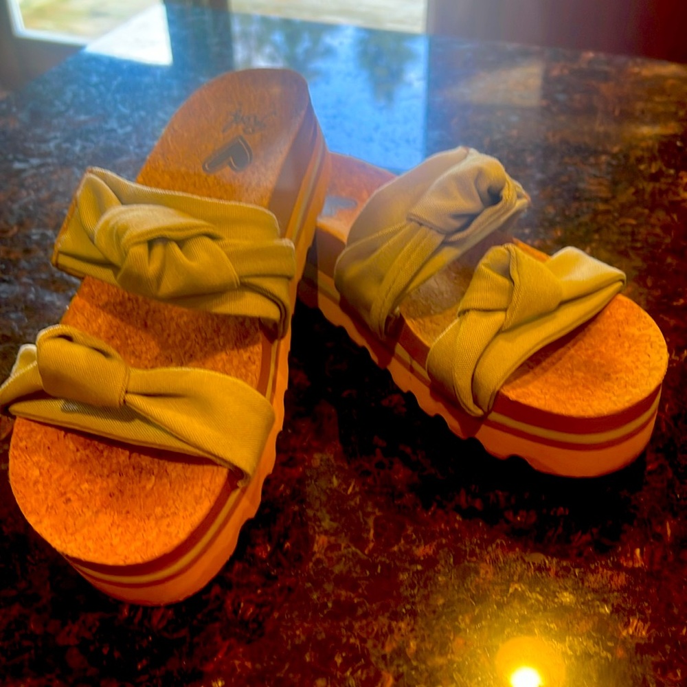 Reef Knotty Vista Hi Sandals, khaki tan color, like new, worn once.